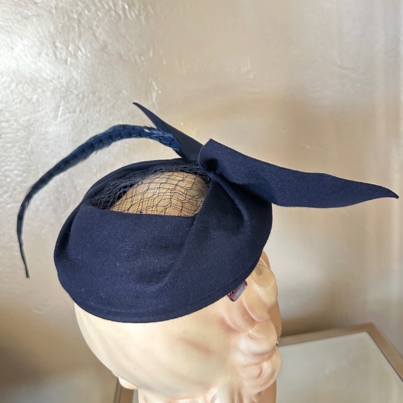 SOPHISTICATED 1950's NAVY FELT  HAT + VERY LONG FEATHER, OPEN CROWN & BOW - Picture 4 of 15